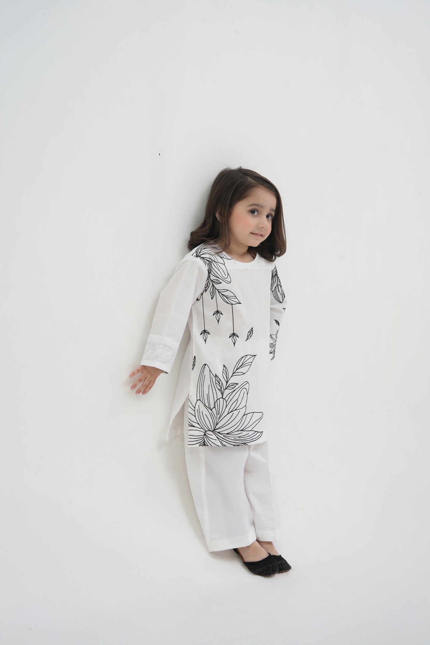 2 PIECE EMRODERED LAWN SUIT WHITE KRS-1022